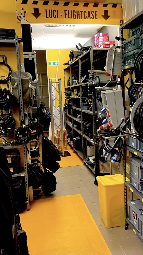 Contatti 2 magazzino maia group genova luci led